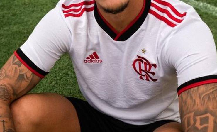 'Maior paixão do mundo': Flamengo lança camisa 2 com inspiração na torcida