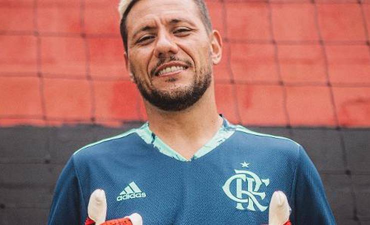 Nova camisa de goleiro do Flamengo é lançada em data especial