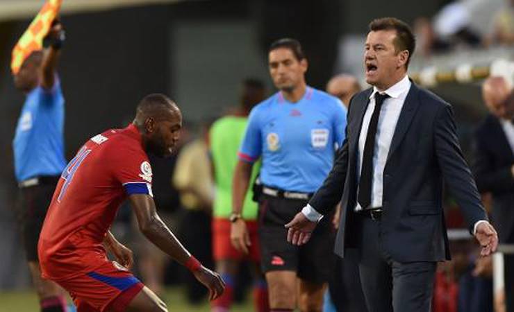 Dunga diz que Adriano não foi à Copa de 2010 por faltar a treinos do Fla