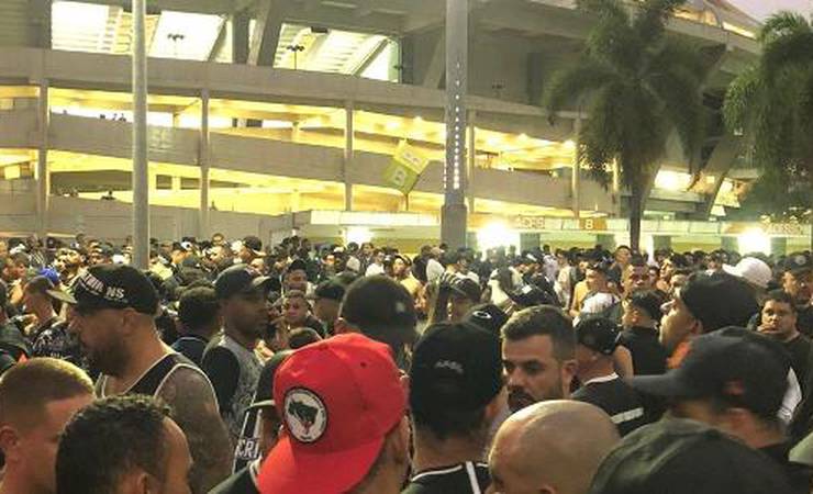 Torcedores do Corinthians tentam invadir Maracanã antes da final
