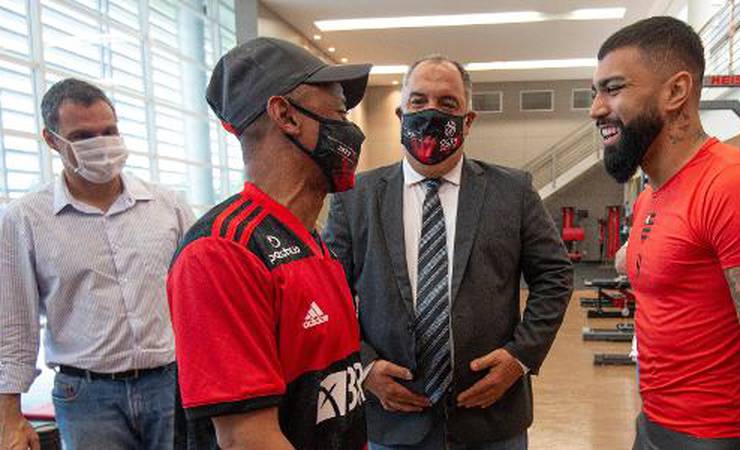 Robson realiza sonho de conhecer jogadores do Flamengo em visita ao Ninho