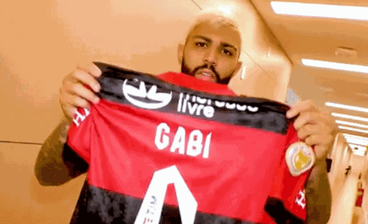 Gabigol envia presente a menino ameaçado após pedir camisa de rival