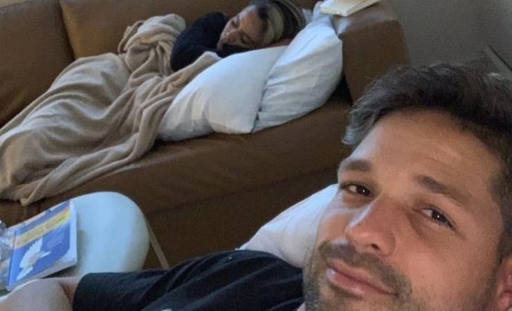 Diego posta foto no hospital após cirurgia e agradece companheira: "Anjo"