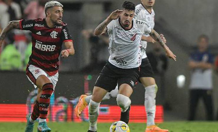 Escalações: Athletico terá três zagueiros; Flamengo aposta em Vidal