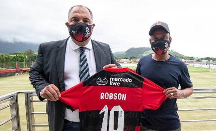 Robson conhece Gabigol e ganha camisa personalizada do Flamengo