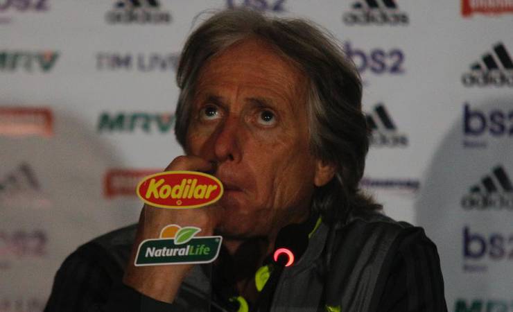 Neto detona Fla após derrota e alfineta J. Jesus: 'Pagam pau para gringo'
