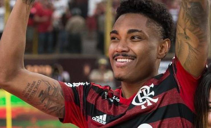 Flamengo e Vitinho repudiam radialista que chamou atacante de "m..."