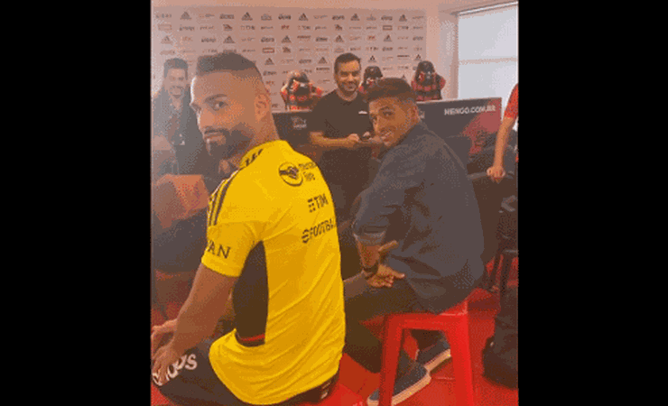 Diego ironiza presença de repórter em entrevista no Flamengo e gera climão