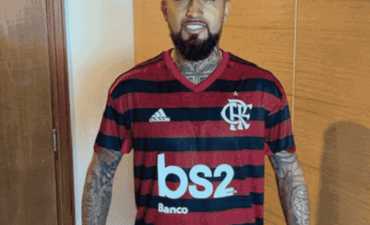 Vidal ganha camisa do Flamengo, veste e diz: "Nos vemos no Rio"