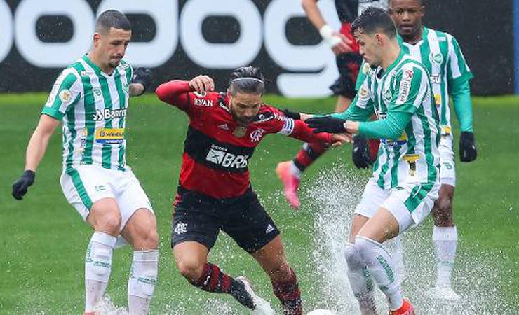 Vai poupar? Diego é quem tem a maior sequência de jogos no Flamengo