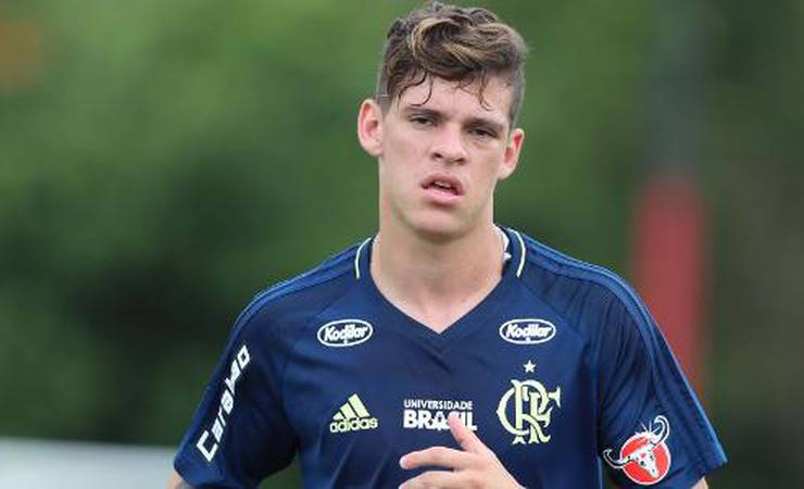 Xodó de geração de Paquetá treina à parte, e Flamengo busca negócio