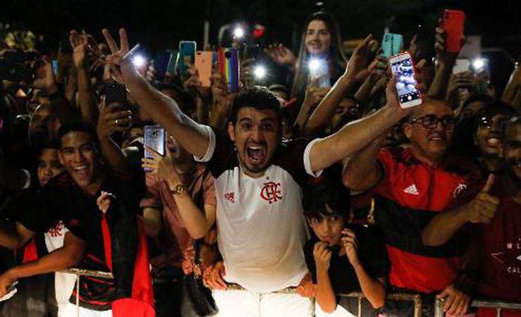 Torcida do Flamengo faz festa na chegada da delegação no Piauí