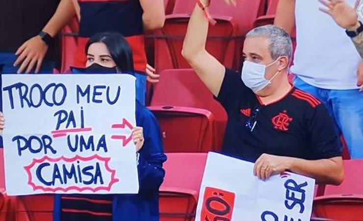 Torcedora inova em cartaz em jogo do Fla: 'Troco meu pai por uma camisa'