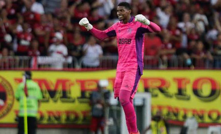 Hugo cai nas graças de Sousa, e técnico vê goleiro do Fla na seleção