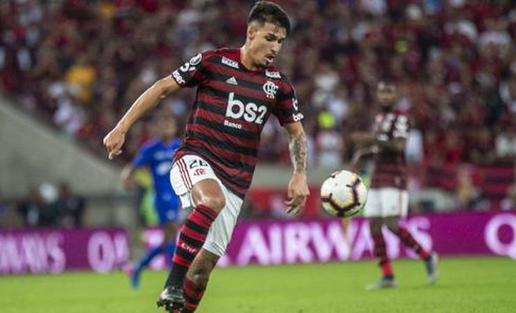 Flamengo anuncia renovação de contrato do zagueiro Thuler até 2024