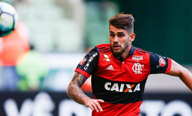 Ex-atacante do Fla terá de pagar mais de R$ 1 milhão para agentes