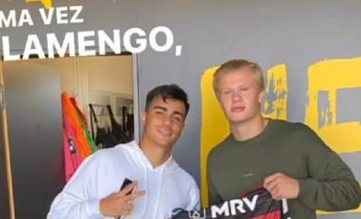Haaland recebe de Reinier camisa do Flamengo e publica hino no Instagram