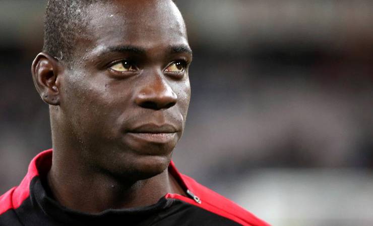 Brescia anuncia a contratação do atacante Mario Balotelli