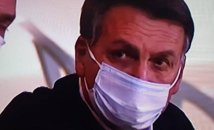 Jair Bolsonaro vai a jogo do Flamengo na Libertadores usando máscara