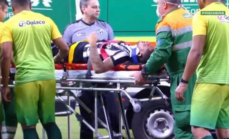 Jogador do Ceará cai desacordado e vai a hospital após choque de cabeça