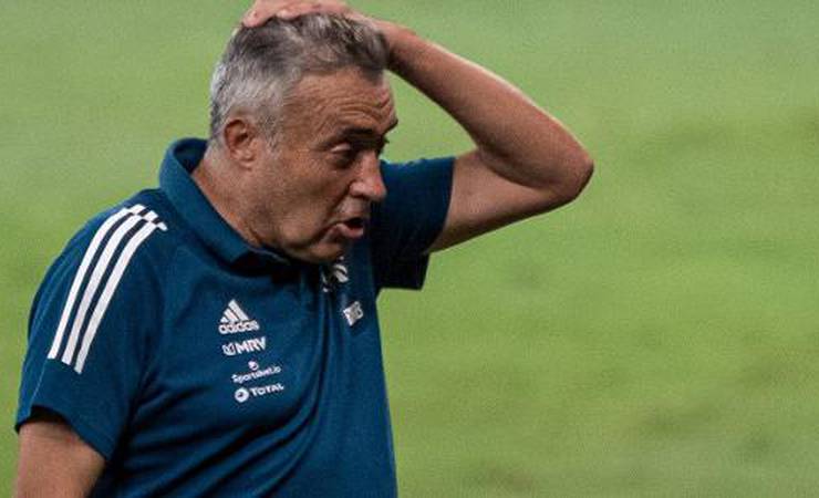 Flamengo demite Domènec após sequência de derrotas e pressão