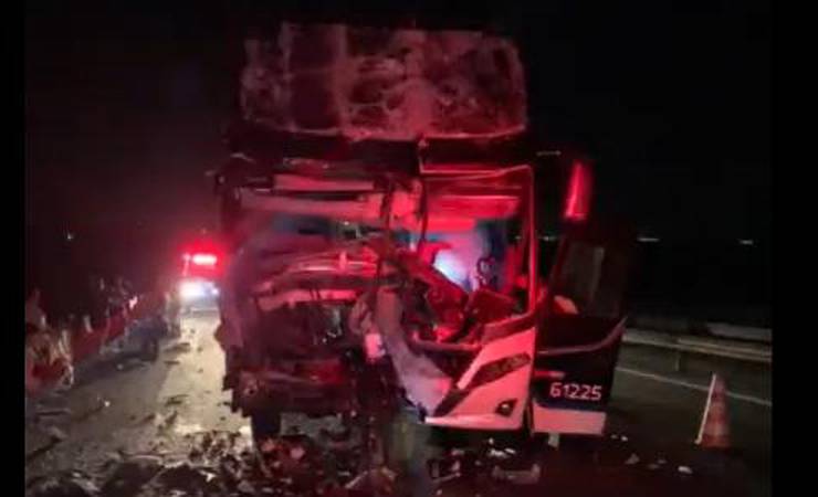 Ônibus com torcedores do Fla se envolve em acidente; torcida fala em vítima