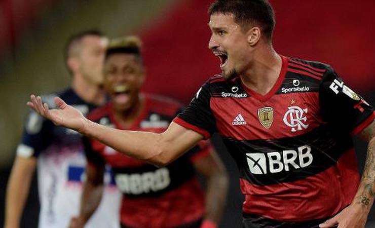 Montpellier sinaliza ao Flamengo interesse na compra do zagueiro Thuler