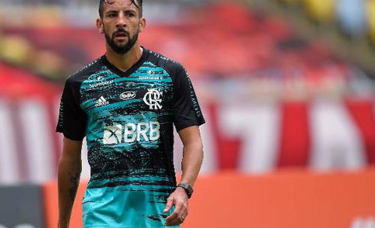 Isla é regularizado e fica à disposição de Domènec Torrent no Flamengo