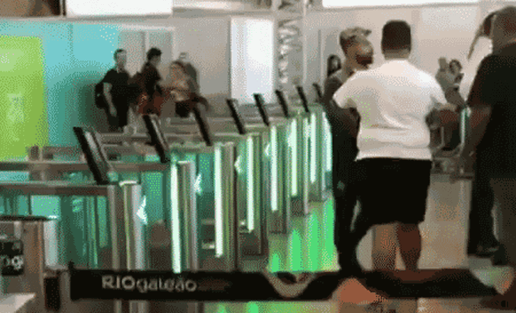 Diego discute e encara flamenguistas durante protesto em aeroporto; veja