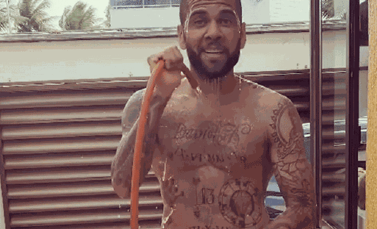 Dani Alves posta letra de funk carioca, e torcedores do Fla vão à loucura