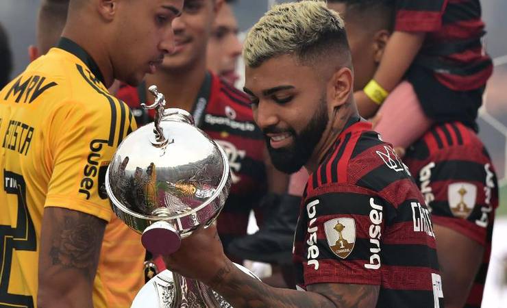 Sem tempo para troca, Fla leva troféu original da Libertadores para Doha