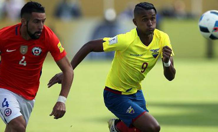 Flamengo avança por chileno Mauricio Isla para a vaga deixada por Rafinha