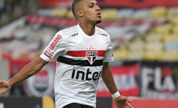 São Paulo não perdoa erros do Flamengo com cabeça de Jesus e corpo de Dome