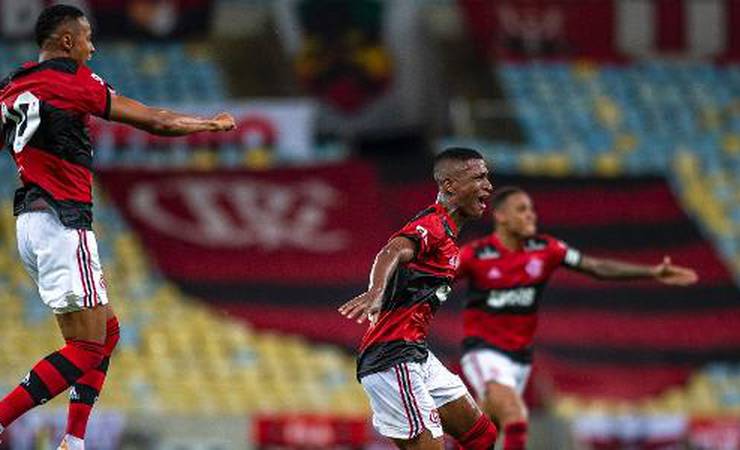 Tímido, humilde e fã de Gerson: jovem Max vive noite de herói no Flamengo