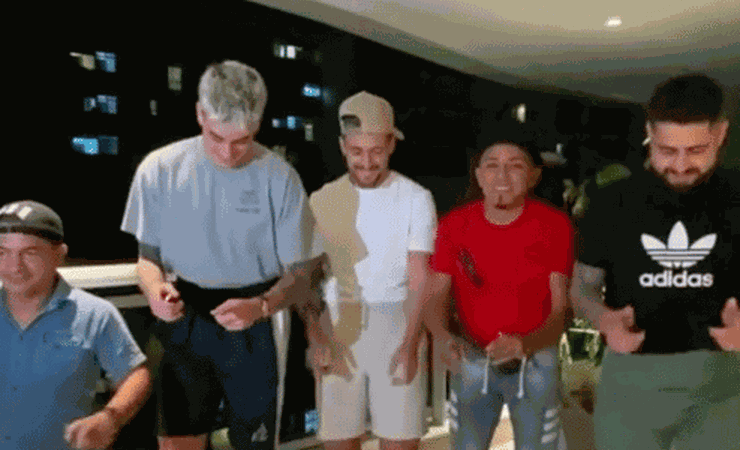 Arrascaeta arrisca como dançarino e torcedores brincam: 'Tímido demais'