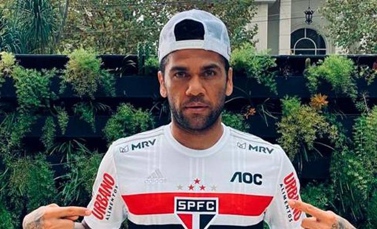 Zagueiro reúne Dani Alves, Dudu e centenas de boleiros contra o coronavírus