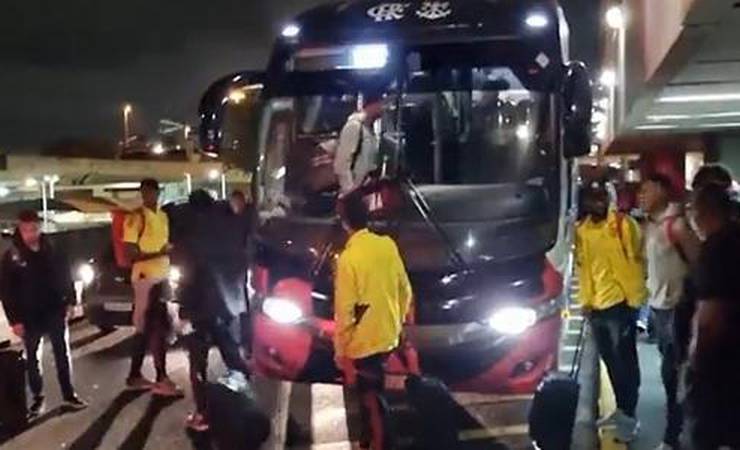 Flamengo desembarca no Rio de Janeiro sob protesto da torcida