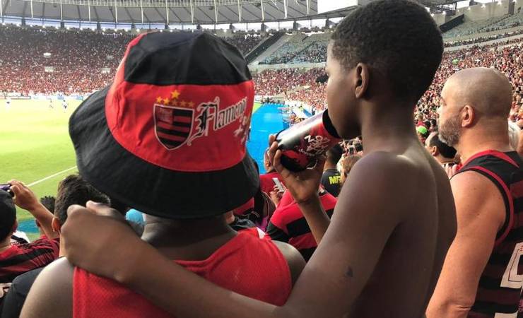Mãe de menino levado ao Maracanã: "Dois negros entre os brancos. Tive medo"