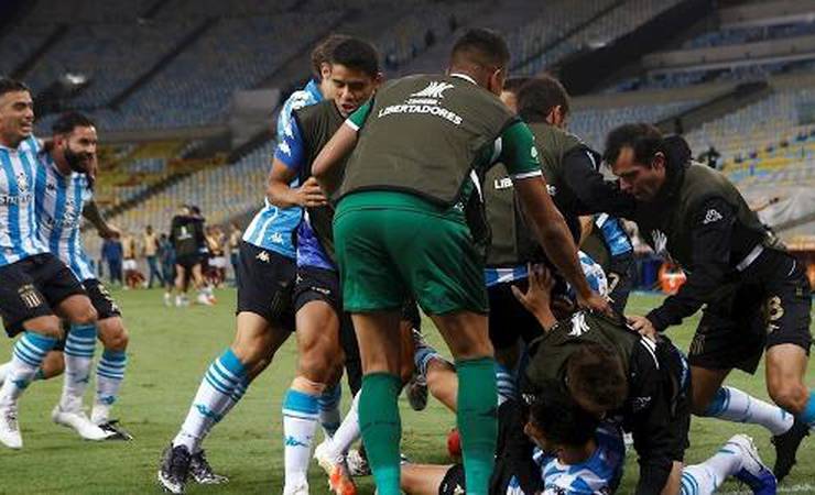 Jornal Olé: ''Maracanã vê noite traumática e Fla fez tudo pra perder gols''
