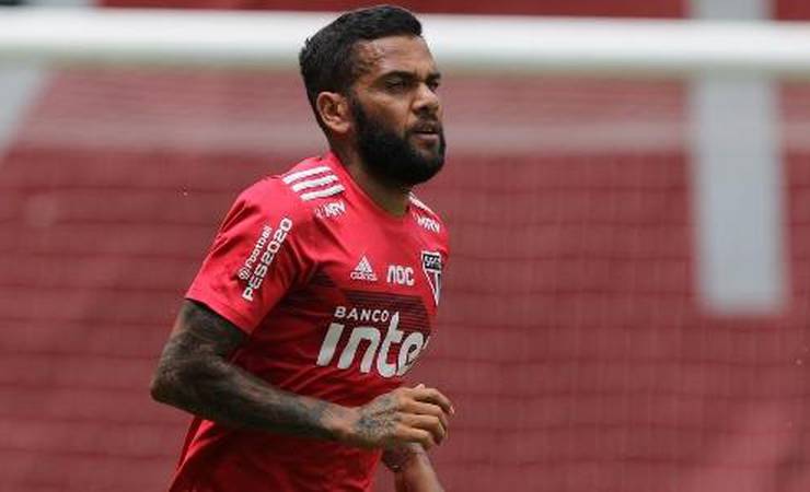 Dani Alves descarta trocar SPFC pelo Fla: "Único clube que jogo no Brasil"