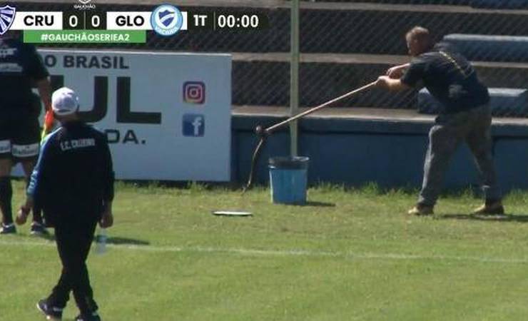 Cobra invade gramado em jogo da A2 do Gaúcho e assusta ex-Flamengo; assista
