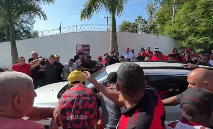 Torcedores do Flamengo fazem protesto na porta do CT e cobram jogadores