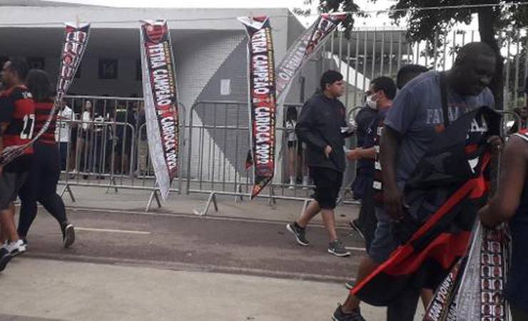 Maracanã tem faixas por tetra do Fla e apresentador tietado por tricolores