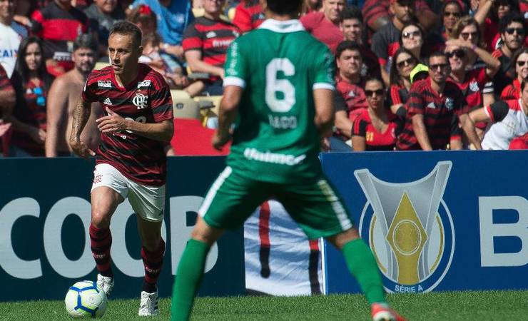 Estreante, Rafinha elogia torcida do Flamengo e celebra vitória sobre Goiás