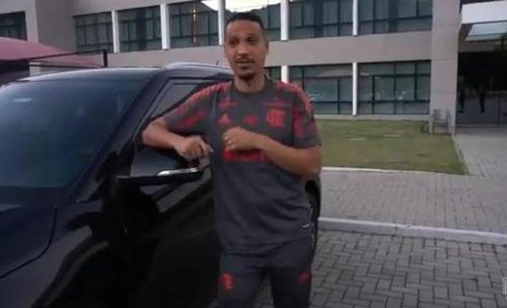 Gerson dá carro de presente para roupeiro do Flamengo