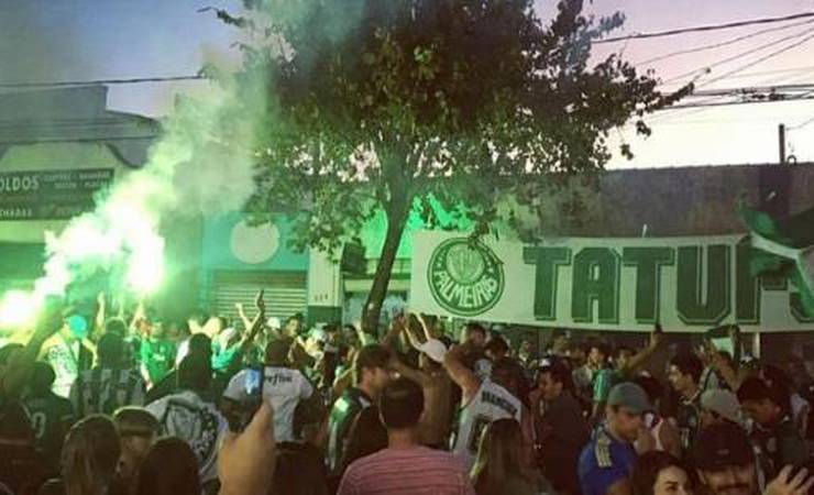 Torcida do Palmeiras já atirou banca de jornal em organizada do Fla