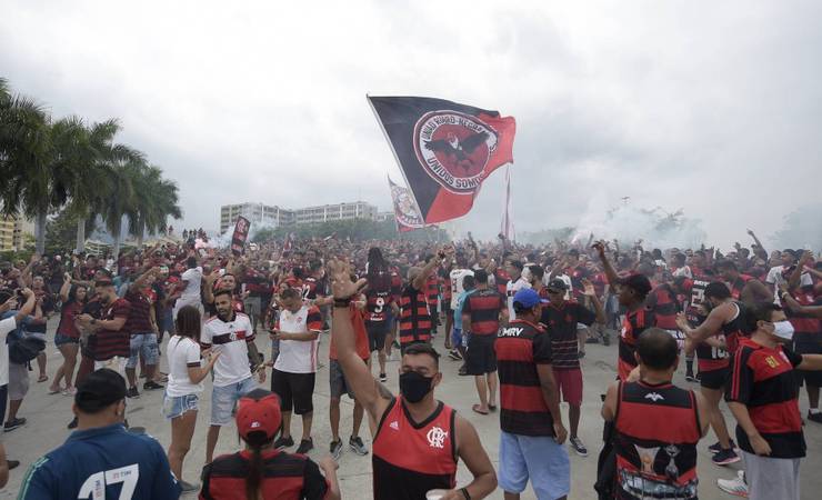 Torcida do Flamengo se aglomera do lado de fora do Maracanã para 'final' do Brasileiro