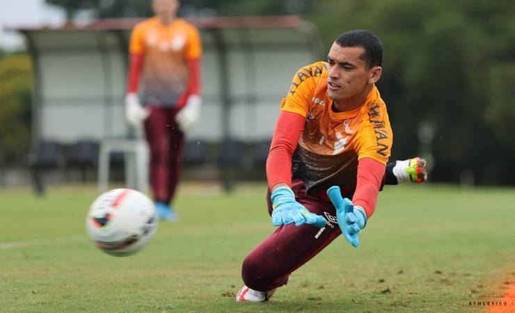 Flamengo foca em goleiro mais jovem e recua na investida por Santos, do Athletico
