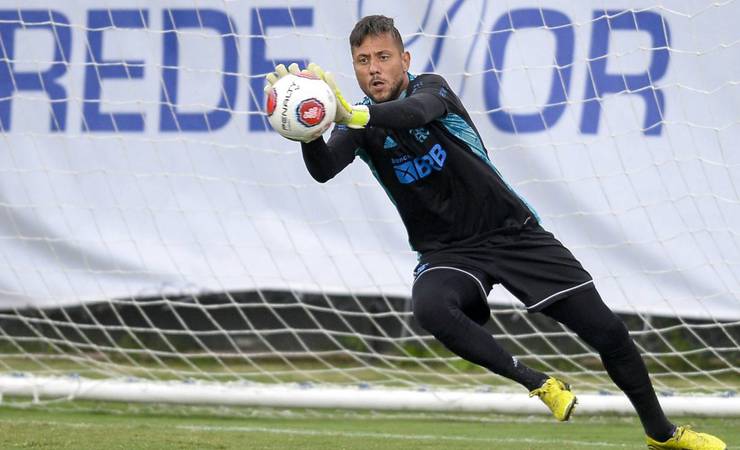 Diego Alves vira terceira opção no Flamengo e tem futuro indefinido