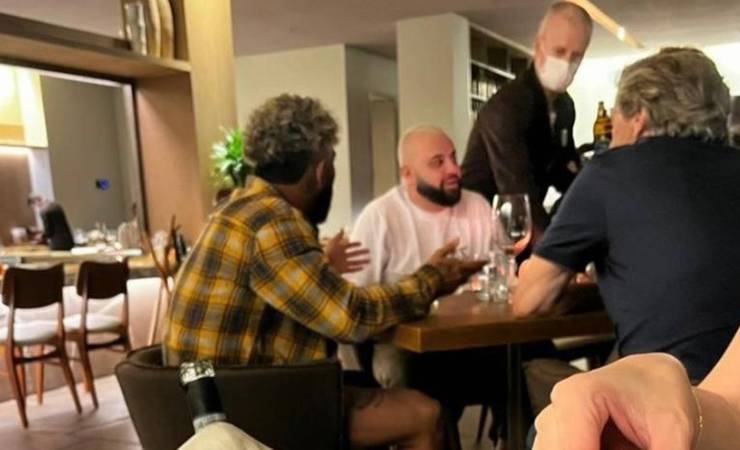 Gabigol e Jorge Jesus se encontram em restaurante no Rio de Janeiro